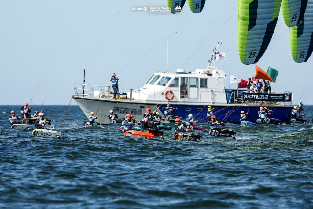 Florian Gruber im Startgetümmel der Kiter. Foto: Sailing Energy / World Sailing